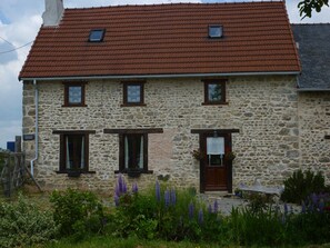Exterior - Beautiful Stone Farmhouse Stunning Views Nestled in rolling Creuse countryside! (CHAMBON SUR VOUEIZE)