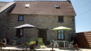 Outdoor dining - Beautiful Stone Farmhouse Stunning Views Nestled in rolling Creuse countryside! (CHAMBON SUR VOUEIZE)