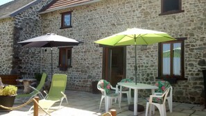 Outdoor dining - Beautiful Stone Farmhouse Stunning Views Nestled in rolling Creuse countryside! (CHAMBON SUR VOUEIZE)