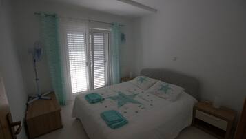 2 bedrooms, in-room safe, desk, iron/ironing board