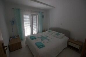 2 bedrooms, in-room safe, desk, iron/ironing board