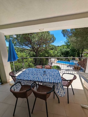 Outdoor dining - Villa Valex offers everything you need for a relaxing holiday in the sun (Budva)