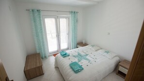 2 chambres, coffres-forts dans les chambres, bureau