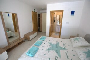 2 bedrooms, in-room safe, desk, iron/ironing board
