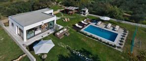 Una piscina al aire libre, una piscina climatizada