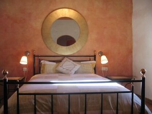 1 bedroom, free WiFi, bed sheets - Old House of Pedro Chicote (Suite Suite Thalassa) for 2/3 people (Zafra de Záncara)