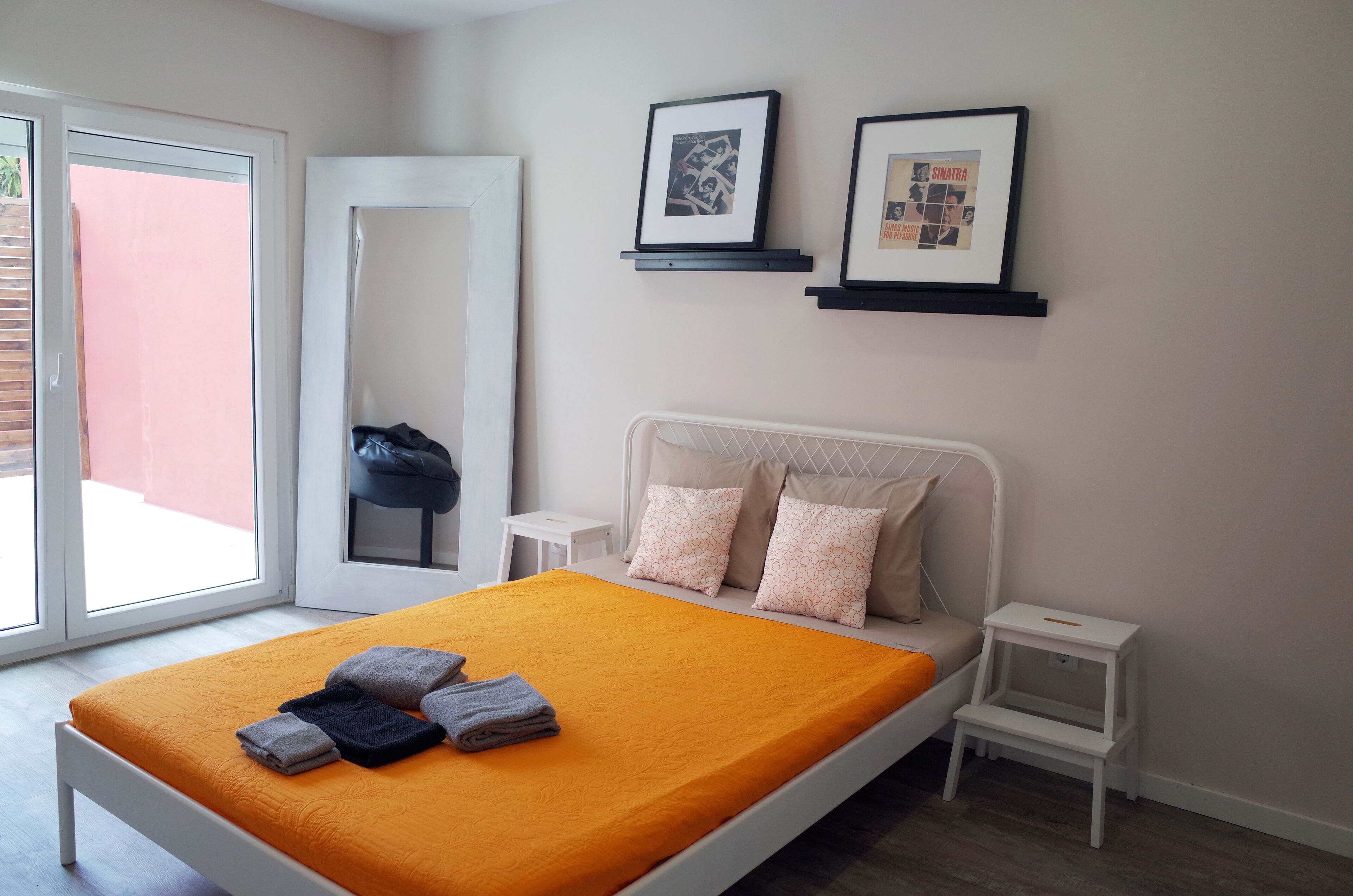 1 slaapkamer, een strijkplank/strijkijzer, gratis wifi, beddengoed
