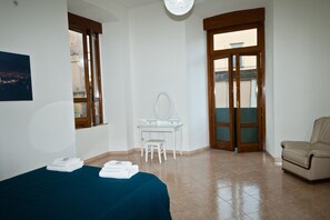 3 bedrooms, travel crib, free WiFi, bed sheets - Apartment in a historic building (Napoli)
