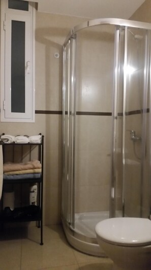 Kostenlose Toilettenartikel, Haartrockner, Handtücher, Toilettenpapier