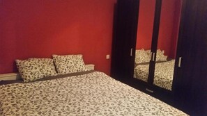 2 Schlafzimmer, Schreibtisch, Bügeleisen/Bügelbrett, WLAN