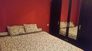 2 Schlafzimmer, Schreibtisch, Bügeleisen/Bügelbrett, WLAN