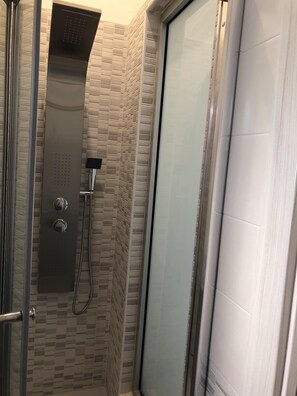 Dusche, Haartrockner, Bidet, Handtücher