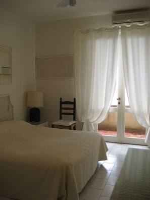5 bedrooms, iron/ironing board, WiFi, bed sheets - Villa Fernanda, large seafront villa, direct access to the beach (Santa Margherita di Pula)