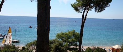 Playa en los alrededores y toallas de playa