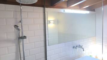 Een douche, een haardroger, handdoeken, zeep