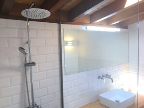 Chuveiro, secador de cabelo, toalhas de banho, sabonete