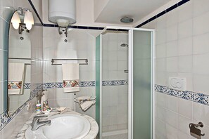Een douche, een haardroger, een bidet