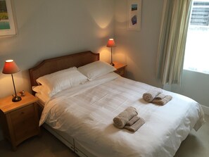 3 habitaciones, tabla de planchar con plancha, wifi y ropa de cama 