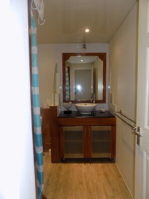 Doccia, asciugacapelli, asciugamani, sapone