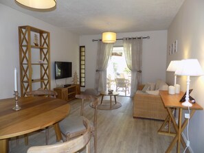 Smart TV, books - Beach Retreat, 1mn from the beach, infinity pool, 8000m2 garden, 100MB wifi (Cap Malheureux)