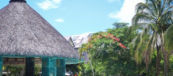 広いトロピカルガーデンにあるプール付きのビーチリトリート