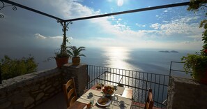 Outdoor dining - Villa Vanessa with Private Pool, Terrace, Sea View and parking near Positano (Vico Equense)