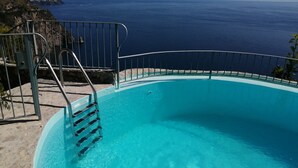 A pool with a metal railing and a view of the ocean. - Villa Vanessa with Private Pool, Terrace, Sea View and parking near Positano (Vico Equense)