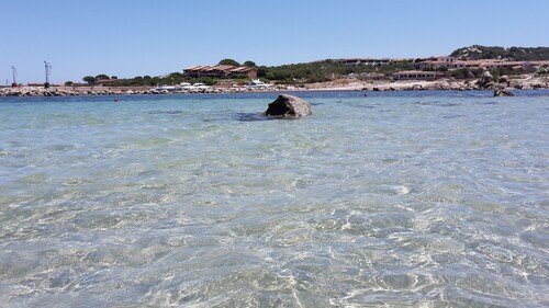 ENTRE PORTO ROTONDO GOLFO ARANCI APPARTEMENT AVEC TERRASSE FRONT DE MER À MARINELLA