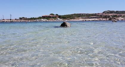 ENTRE PORTO ROTONDO GOLFO ARANCI APPARTEMENT AVEC TERRASSE FRONT DE MER Ă MARINELLA
