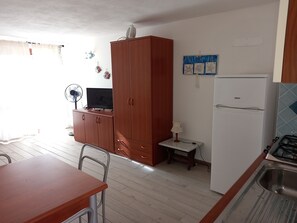 Fridge, oven, stovetop, coffee/tea maker