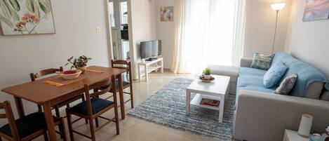 TV, peis, DVD-spiller og bøker