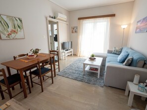 TV, peis, DVD-spiller og bøker