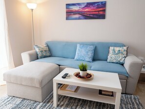 TV, peis, DVD-spiller og bøker