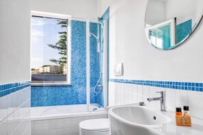 Badekar, hårføner og håndklær