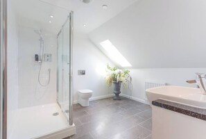 Baignoire, sèche-cheveux, serviettes fournies