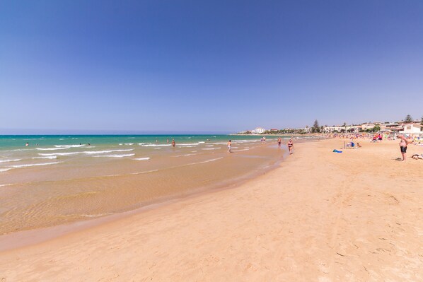 Plage, chaises longues