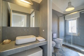 Shower, hair dryer, bidet, towels - Pitagora, beachfront apartment with panoramic view (Donnalucata)