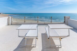 Property grounds - Pitagora, beachfront apartment with panoramic view (Donnalucata)