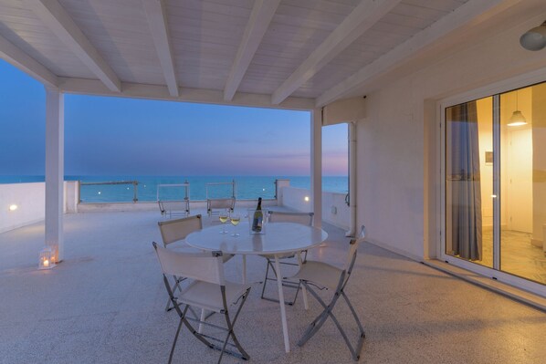 Outdoor dining - Pitagora, beachfront apartment with panoramic view (Donnalucata)