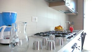 Réfrigérateur, four, plaque de cuisson, lave-vaisselle