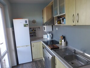 Mikrowelle, Geschirrspüler, Wasserkocher mit Kaffee-/Teezubehör