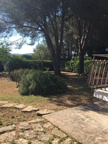 villa indépendante avec jardin et places de parking privées