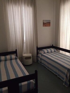 3 chambres, fer et planche Ă repasser, draps fournis