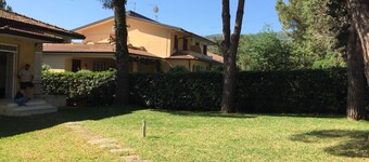 independent villa with garden and private parking spaces