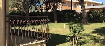 independent villa with garden and private parking spaces