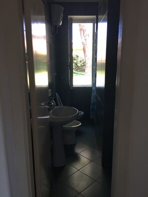 Douche, sĂšche-cheveux, serviettes fournies