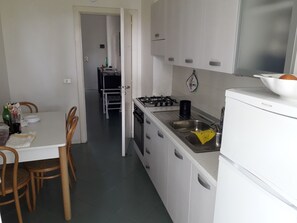 Fridge, oven, stovetop, coffee/tea maker - independent villa with garden and private parking spaces (San Marco)