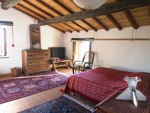 4 bedrooms, desk, free WiFi, bed sheets