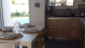 Kühlschrank, Ofen, Herdplatte, Wasserkocher mit Kaffee-/Teezubehör