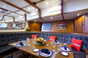 Dining - Classic gaff schooner (Kawthuang)